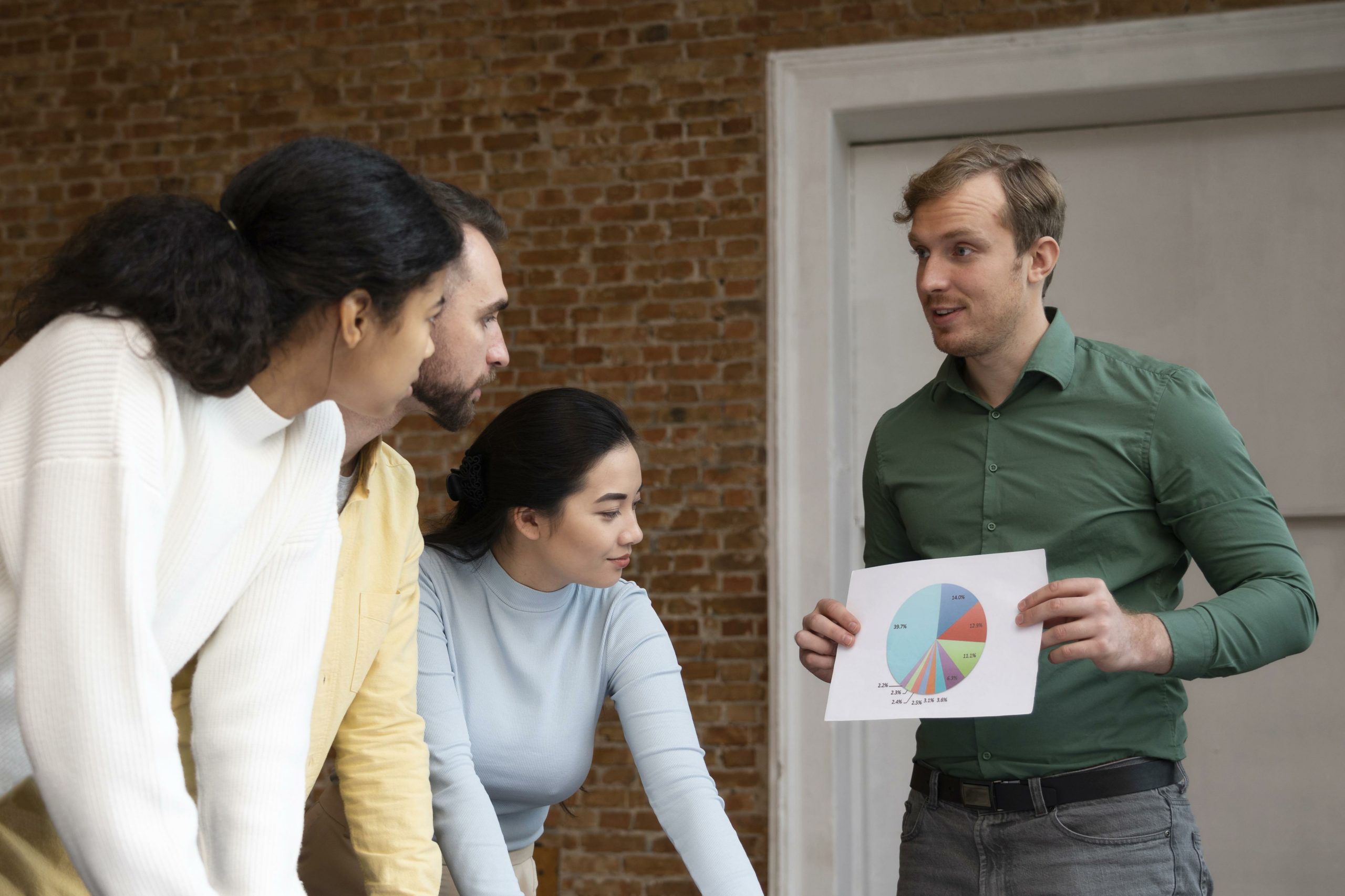trabalhadores corporativos fazendo brainstorming juntos