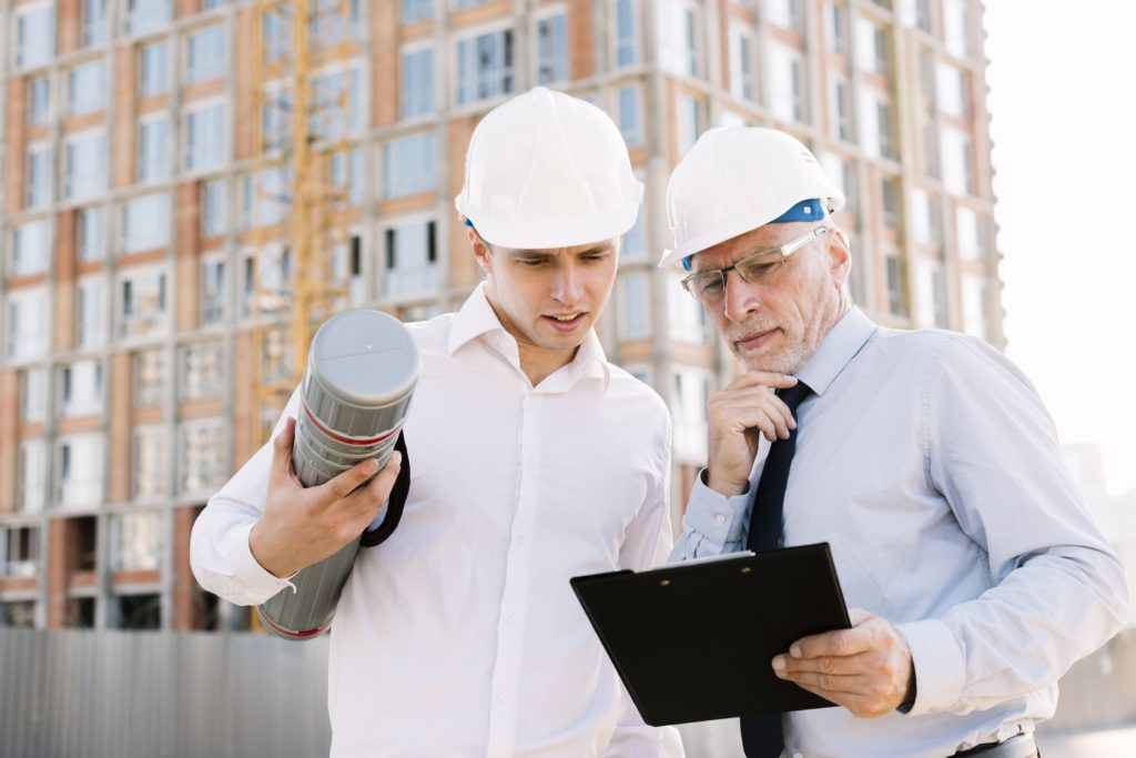 tiro medio homens com capacetes e area de transferencia